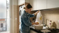 Camicie bianche ingiallite: i due ingredienti che spesso bastano per ravvivarle